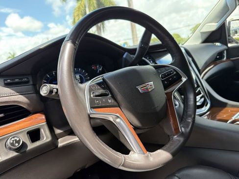 Used 2019 Cadillac Escalade ESV Luxury RWD image 22