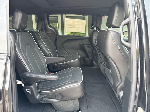 New 2027 Chrysler Pacifica Limited AWD/4WD image 16