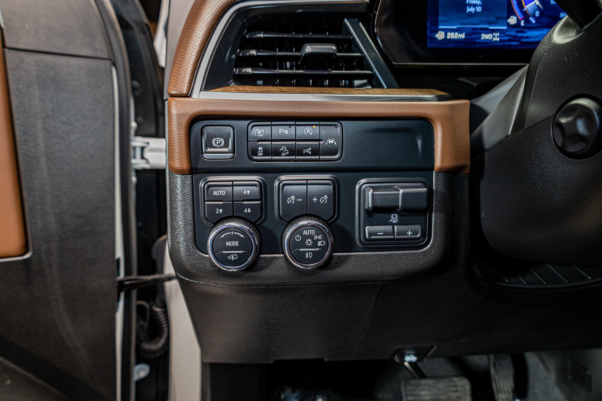Used 2025 Chevrolet Tahoe High Country AWD/4WD image 17