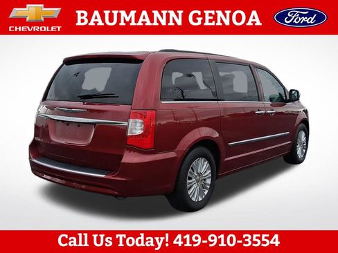 Used 2013 Chrysler Town & Country Touring-L w/ Premium Group FWD image 5
