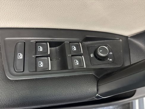 Used 2020 Volkswagen Tiguan SE image 16