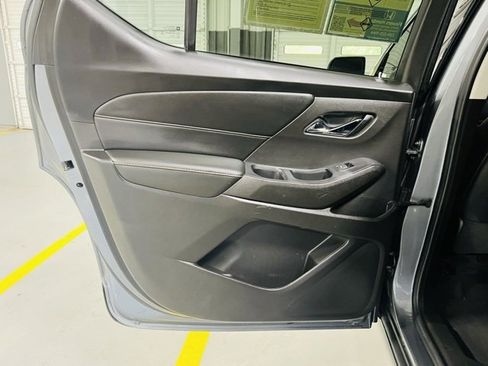 Used 2021 Chevrolet Traverse LT image 24