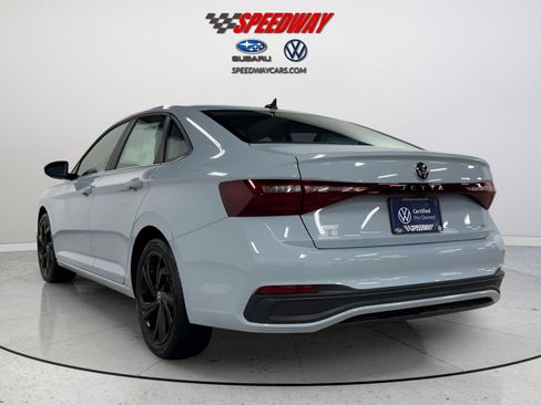 Certified 2025 Volkswagen Jetta SE image 5