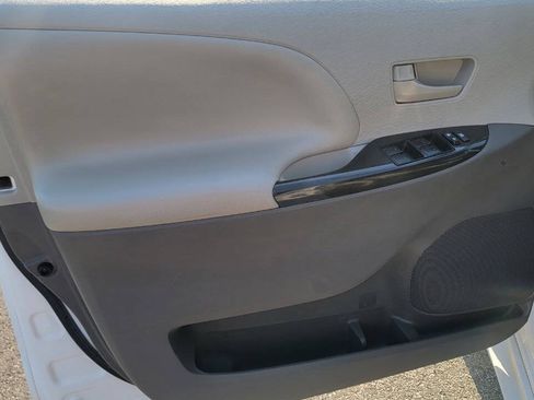 Used 2014 Toyota Sienna L FWD image 18