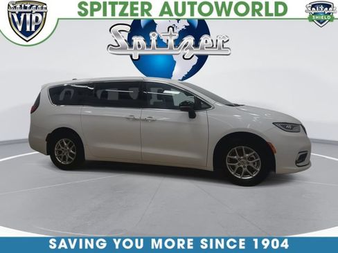 Used 2025 Chrysler Pacifica Select FWD image 2