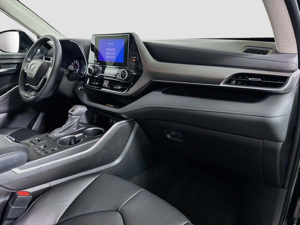 Used 2023 Toyota Highlander XLE AWD/4WD image 31