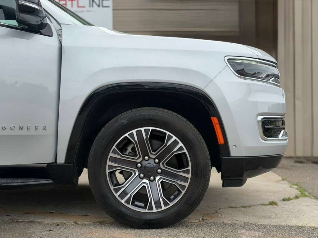 Used 2024 Jeep Wagoneer Series II w/ Flexible Seating Group RWD image 5