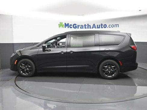 Used 2018 Chrysler Pacifica Touring-L Plus w/ Advanced Safetytec Group FWD image 23