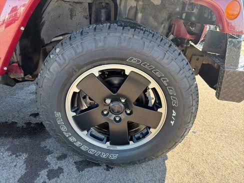 Used 2012 Jeep Wrangler Unlimited Sahara image 4