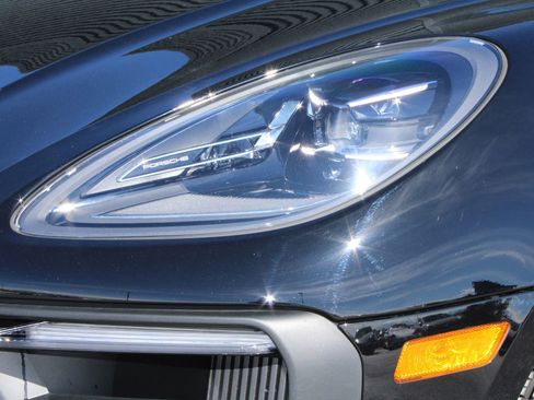 Certified 2024 Porsche Macan S image 13