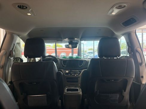 Used 2024 Chrysler Pacifica Touring-L FWD image 18