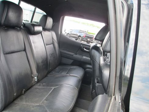 Used 2019 Toyota Tacoma TRD Off-Road AWD/4WD image 24