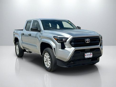 Used 2025 Toyota Tacoma SR image 3