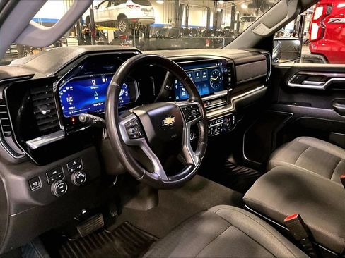 Used 2022 Chevrolet Silverado 1500 LT AWD/4WD image 8