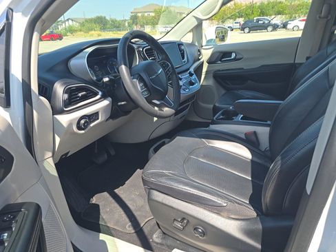 Used 2022 Chrysler Pacifica Touring-L FWD image 5