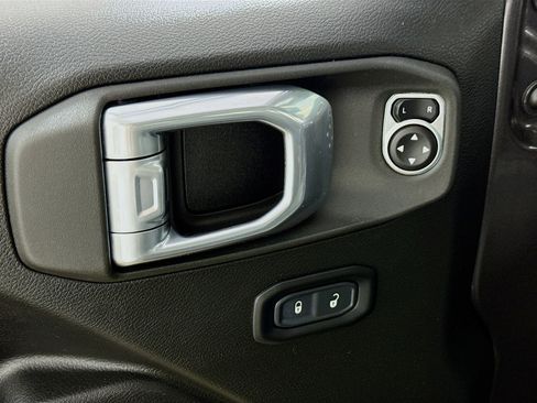Used 2024 Jeep Wrangler Unlimited AWD/4WD image 18