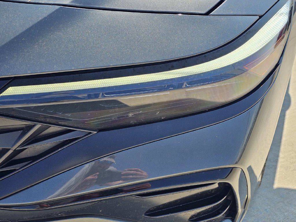 Used 2025 Hyundai Elantra Limited FWD image 5