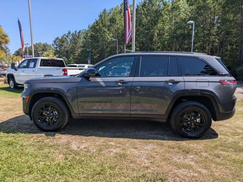 Used 2025 Jeep Grand Cherokee Altitude AWD/4WD image 7