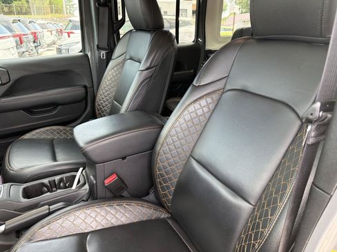 Used 2023 Jeep Wrangler Unlimited Sahara AWD/4WD image 10