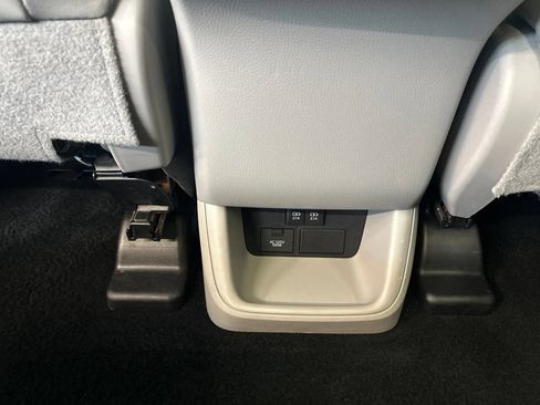 Used 2019 Toyota Highlander Limited Platinum w/ Carpet Mat Package (TMS) AWD/4WD image 31