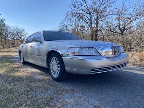 Used 2005 Lincoln Town Car Signature image 8