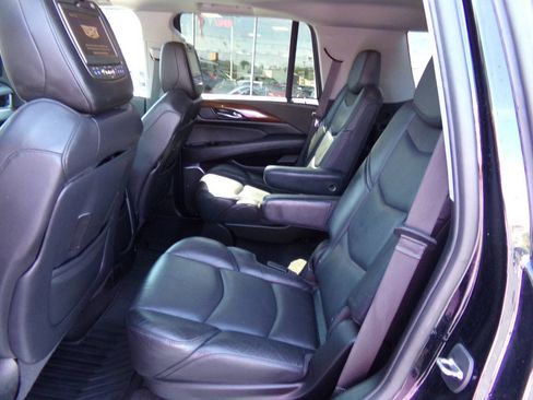 Used 2019 Cadillac Escalade Luxury AWD/4WD image 14
