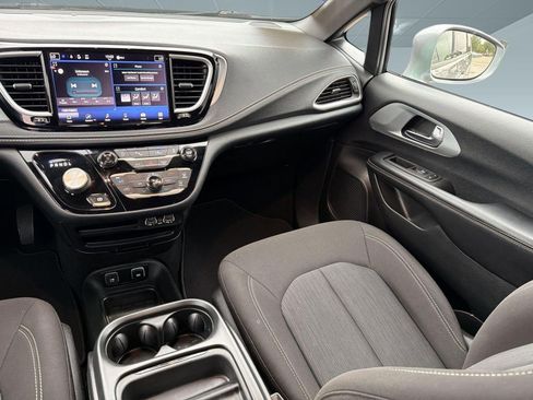 Used 2021 Chrysler Pacifica Touring w/ S Appearance Package FWD image 29