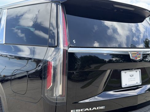 Used 2022 Cadillac Escalade Premium Luxury RWD image 9