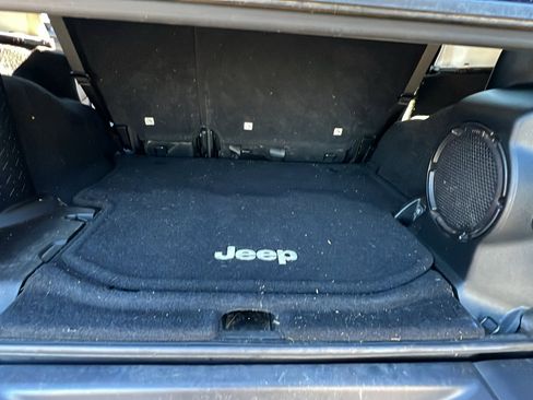 Used 2014 Jeep Wrangler Unlimited Rubicon image 13