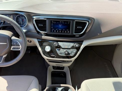 Used 2018 Chrysler Pacifica Touring Plus FWD image 18