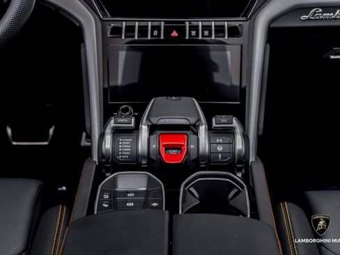 Used 2022 Lamborghini Urus image 37