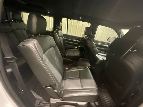 Used 2022 Jeep Wagoneer Series III w/ Premium Group I AWD/4WD image 15