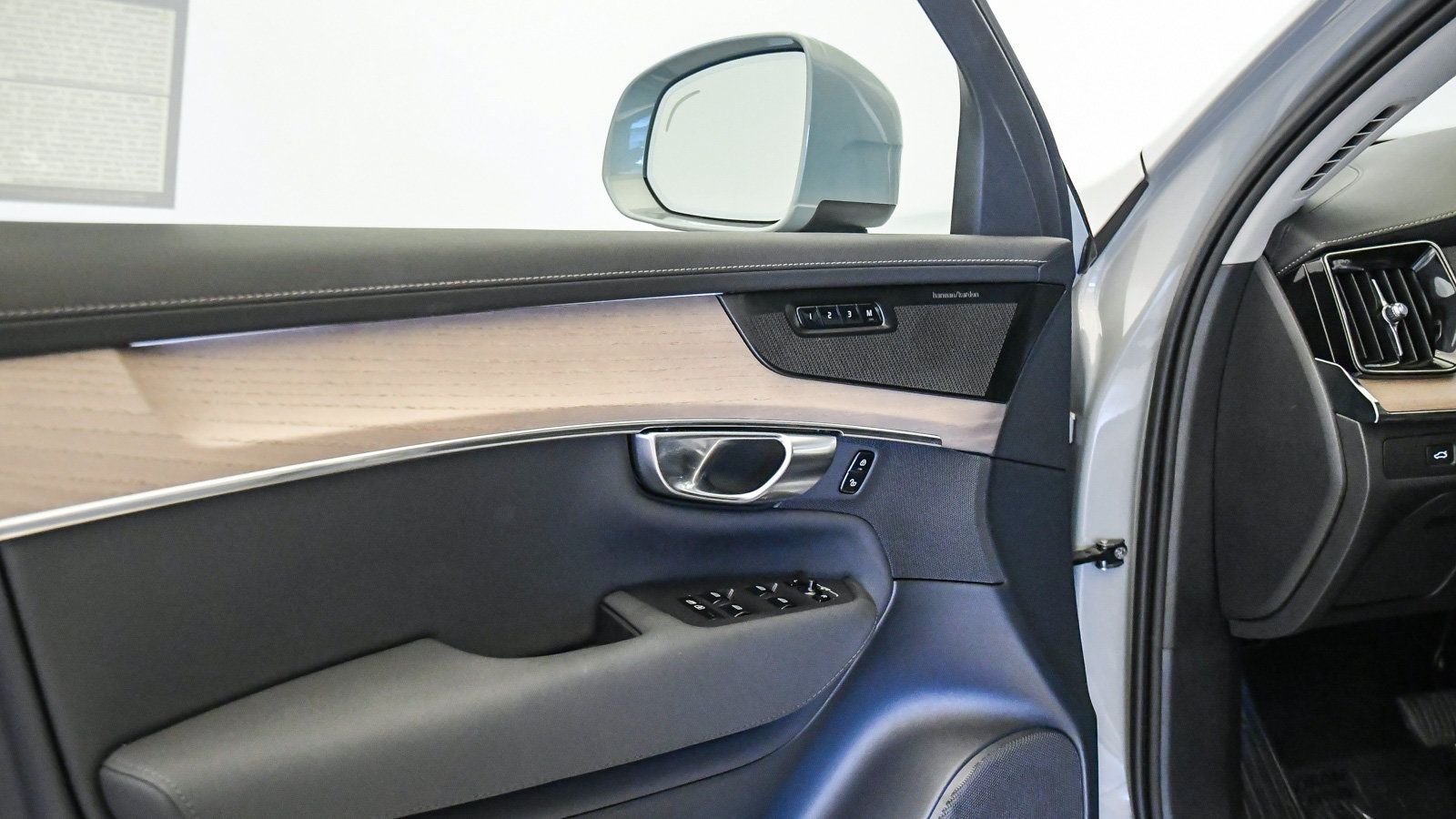 Certified 2026 Volvo XC90 B6 Plus AWD/4WD image 29