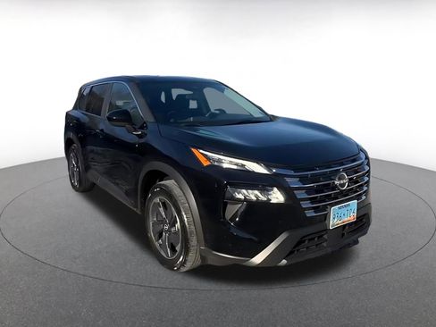 Used 2025 Nissan Rogue SV image 3