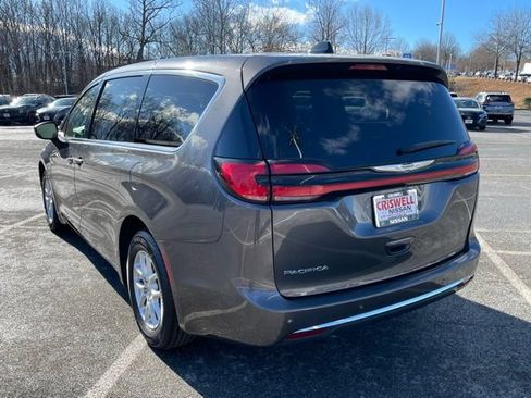 Used 2023 Chrysler Pacifica Touring-L FWD image 5