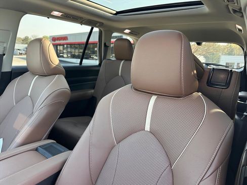 Used 2025 Toyota Grand Highlander Platinum image 18