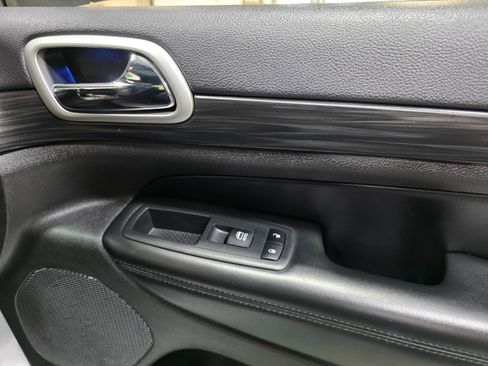 Used 2019 Jeep Grand Cherokee Altitude AWD/4WD image 28