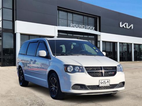 Used 2017 Dodge Grand Caravan SE image 3