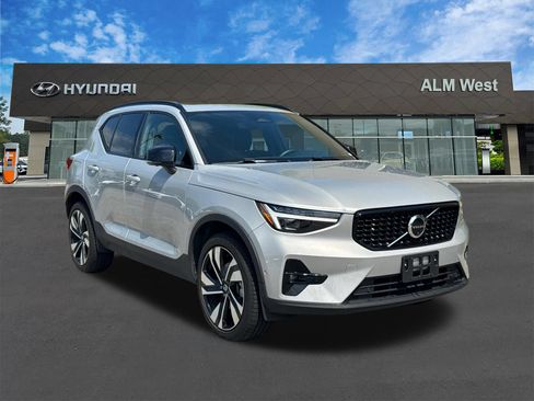 Used 2024 Volvo XC40 B5 Ultimate w/ Protection Package Premier AWD/4WD image 3