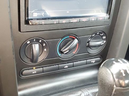 Used 2005 Ford Mustang Deluxe image 19