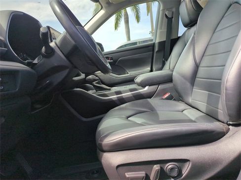 Used 2022 Toyota Highlander XLE image 21
