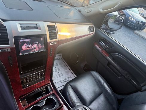 Used 2011 Cadillac Escalade AWD image 51