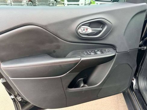 Used 2019 Jeep Cherokee Trailhawk AWD/4WD image 17