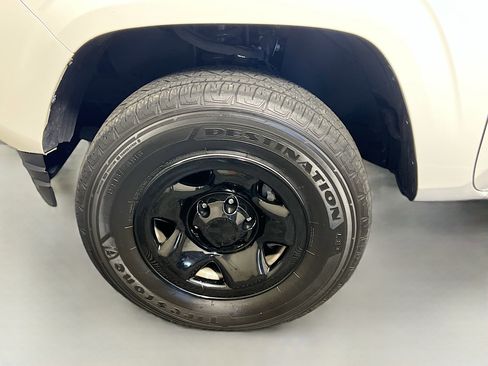 Used 2023 Toyota Tacoma SR AWD/4WD image 13