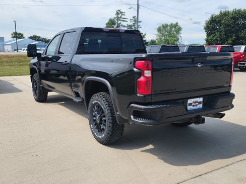 Used 2022 Chevrolet Silverado 2500 LT w/ Midnight Edition AWD/4WD image 8