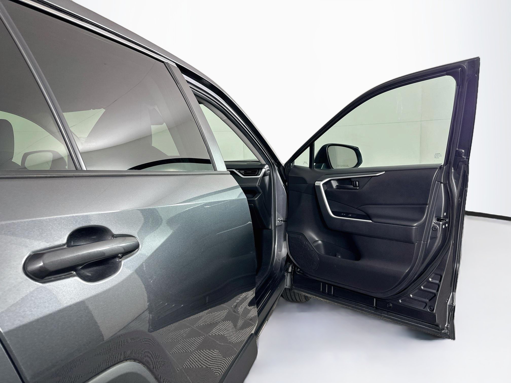 Used 2022 Toyota RAV4 LE AWD/4WD image 29