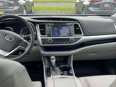 Used 2019 Toyota Highlander XLE AWD/4WD image 31