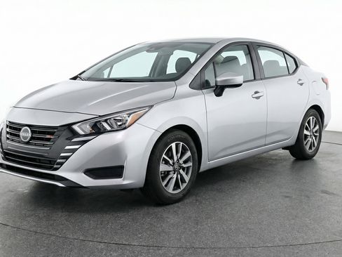 Used 2025 Nissan Versa SV image 3