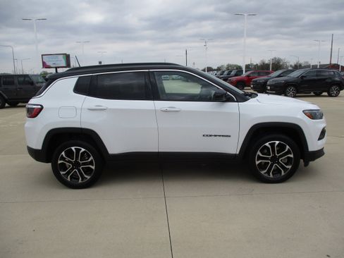 Used 2024 Jeep Compass Limited image 8