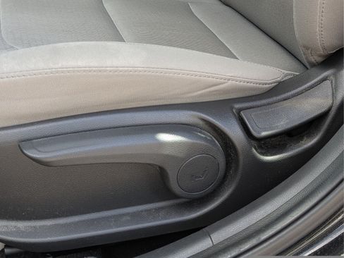 Used 2017 Hyundai Elantra SE FWD image 19